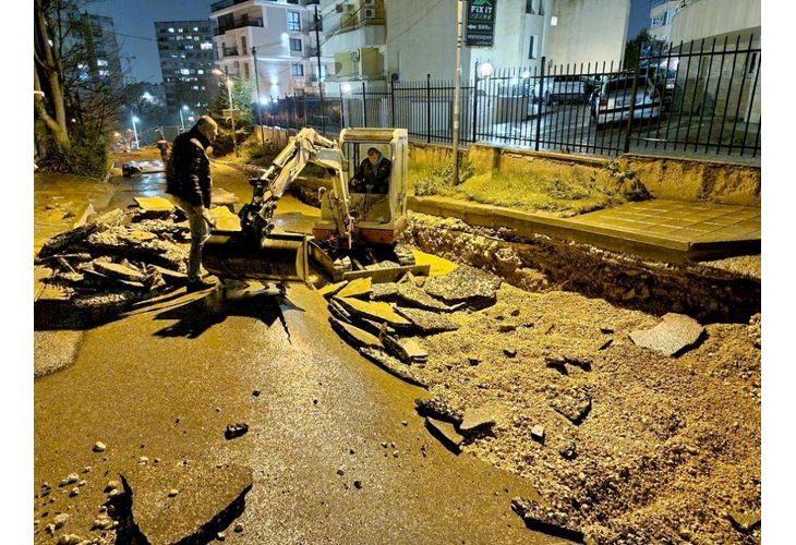 Авария на магистрален водопровод остави без вода един квартал и три ...